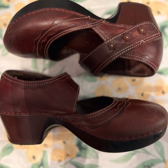 A Great Pair of Dansko Shoes in Size 38 with a Velcro Closure. - Picture 2 of 6